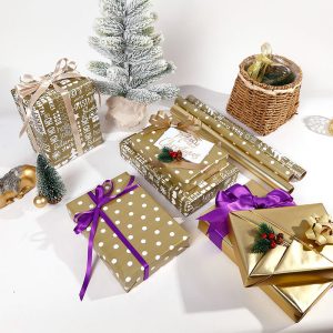 Papier d'emballage de Noël à pois dorés – Image 3
