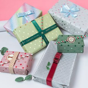 Papier cadeau à rayures colorées – Image 1